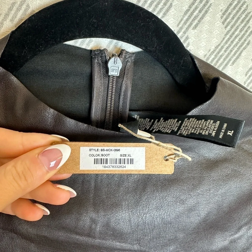 SKIMS FAUX LEATHER MOCK NECK BODYSUIT SOOT NWT (SOLD OUT) 🖤 SIZE XL LONG SLEEVE - Picture 5 of 10